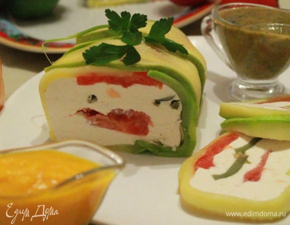 Достаньте террин из формы, нарежьте на кусочки и подавайте с двумя соусами.