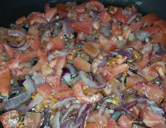 Помидоры ошпариваем, чистим, режем кубиками и отправляем к луку с чесноком, перемешиваем, тушим.