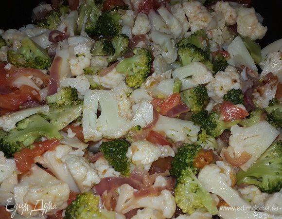 Цветную капусту и брокколи откидываем на дуршлаг, обдаем холодной водой и режем, крупные соцветия на 4 части, те, что поменьше на 2, совсем маленькие не режем. Отправляем к луку с помидорами, перемешиваем, тушим.