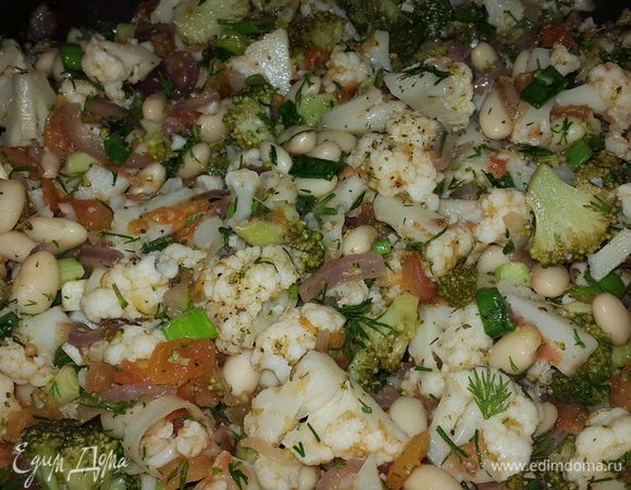 С фасоли сливаем жидкость и отправляем к остальным ингредиентам. Добавляем большую часть зелени, солим, перчим, посыпаем сушеным базиликом, перемешиваем и снимаем с огня.