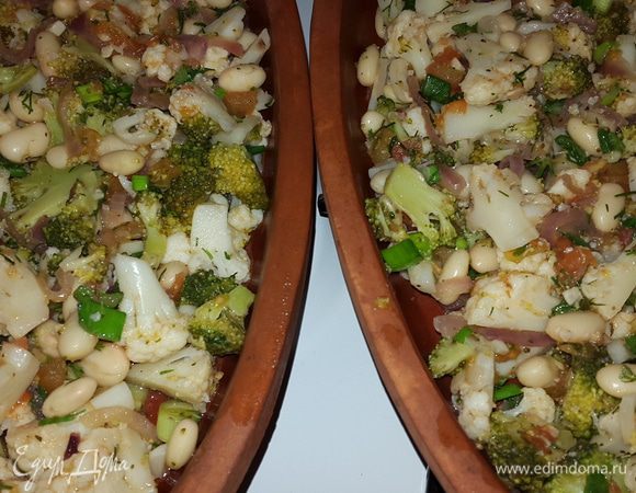 Тарелки предварительно замачиваем в холодной воде на 10 минут. 

Смазываем тарелки оливковым маслом и равномерно выкладываем полученный микс. 

Отправляем  в холодную духовку, включаем на 200С и запекаем 15 минут.