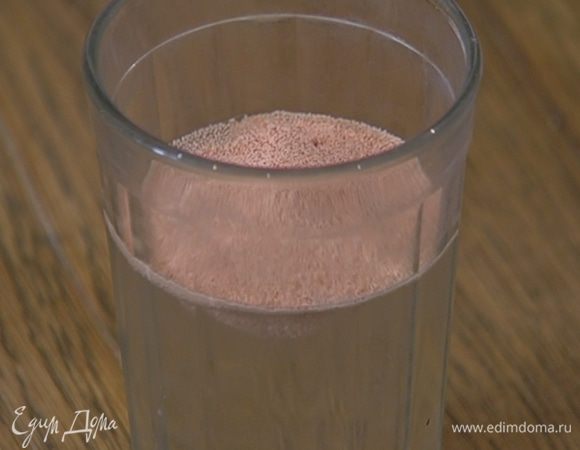 Дрожжи всыпать в 120 мл теплой воды, добавить сахар, перемешать и дать постоять.