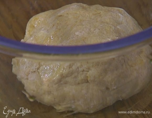 Приготовить тесто: в чаше комбайна соединить 200 г пшеничной муки и цельнозерновую муку, добавить предварительно размягченное сливочное масло, яйцо и щепотку соли, перемешать все на невысокой скорости. Не выключая комбайна, влить дрожжи и вымешать тесто. Сформировать из теста шар, выложить его в миску, смазанную оливковым маслом. Смочить полотенце очень горячей водой, слегка отжать, накрыть миску с тестом и поставить ее в теплое место.