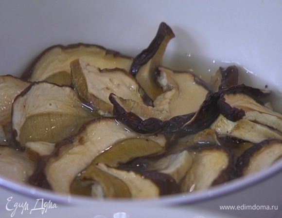 Сухие грибы залить 120–150 мл кипятка и дать постоять.