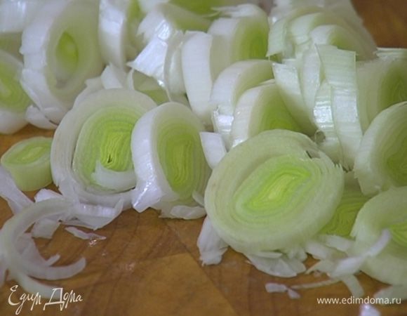 Светлую часть лука-порея нарезать кольцами.