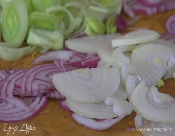 Красный и репчатый лук почистить и нарезать полукольцами.
