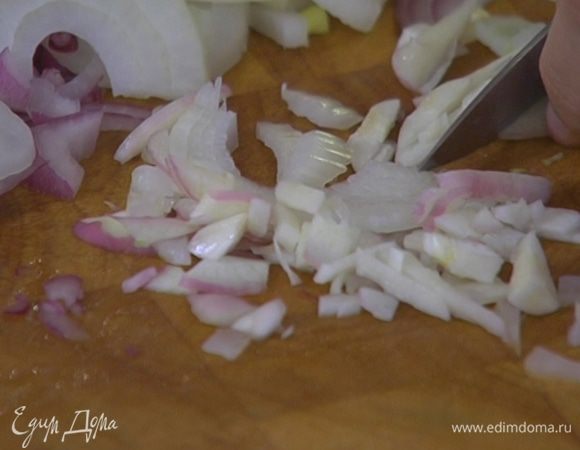 Чеснок почистить и мелко порубить.