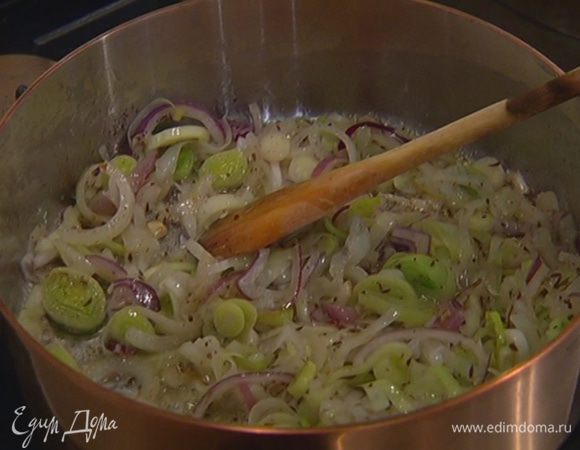 Разогреть в глубокой сковороде сливочное масло и 2 ст. ложки оливкового масла, выложить весь лук и чеснок, посыпать тмином с солью, молотым пеперончино и смесью перца, все перемешать и обжарить на медленном огне.