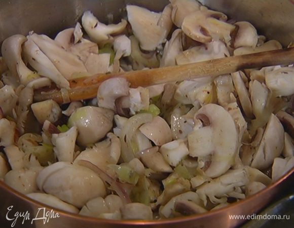 Свежие грибы нарезать не слишком мелко, добавить в сковороду с луком и чесноком, посыпать листьями тимьяна, все перемешать.