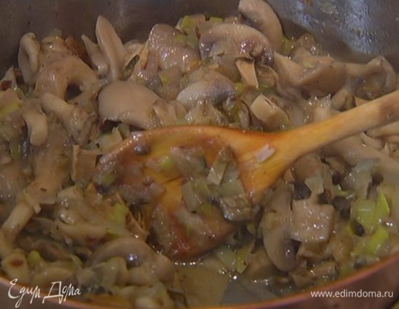 Жидкость, в которой замачивались сухие грибы, добавить в сковороду с луком. Размоченные грибы мелко порезать и отправить в сковороду. Обжаривать все на медленном огне, пока бульон слегка не выпарится, затем немного остудить.