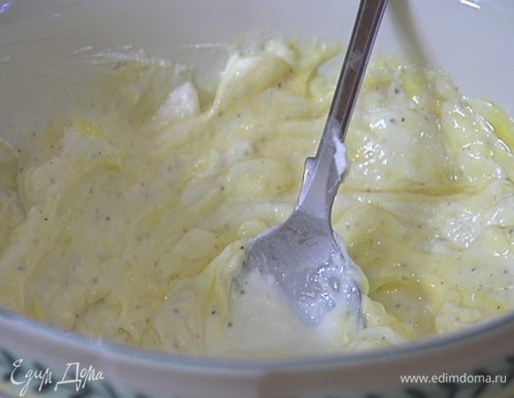 В творог добавить свежемолотый черный перец, яйцо, влить оставшееся оливковое масло и все перемешать.