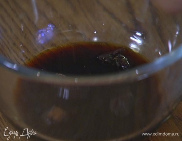 Сахар растворить в соевом соусе.