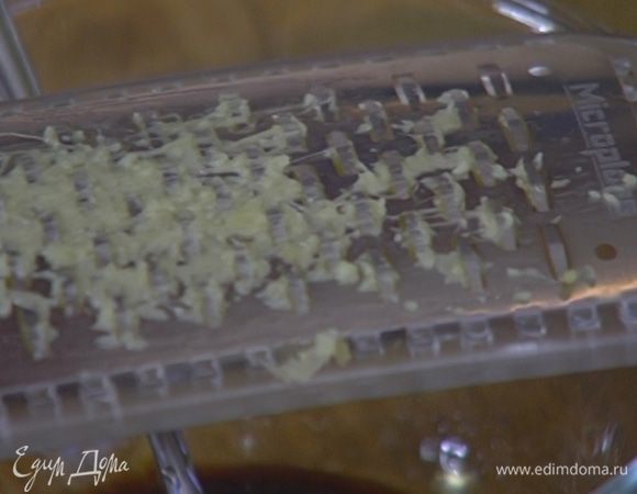 Корень имбиря почистить и натереть на мелкой терке.