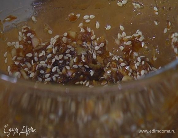 Приготовить маринад: измельченный чеснок и натертый имбирь добавить к сахару с соевым соусом, всыпать кунжут и все перемешать.