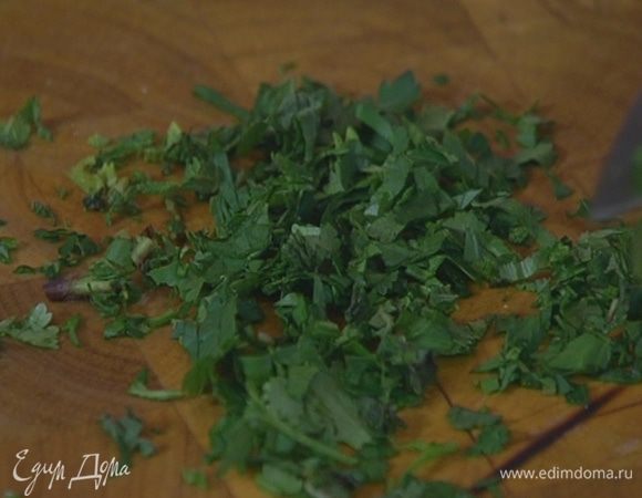 Мяту и кинзу мелко порубить.