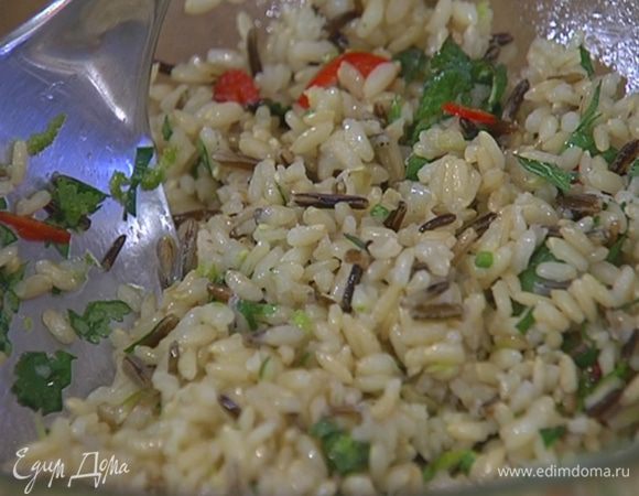 В готовый рис добавить измельченную зелень, перец чили, цедру и сок лайма, влить оставшееся оливковое масло и все перемешать.