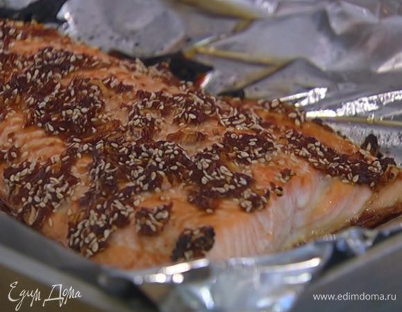 Запеченную рыбу разрезать на порции и подавать с рисом.