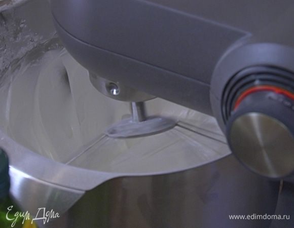 Белки взбить в комбайне в нежную, воздушную массу.