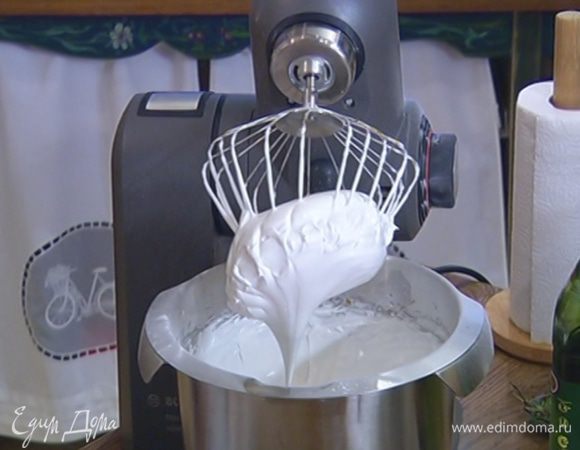Продолжая взбивать белковую массу на невысокой скорости, по одной ложке всыпать сахарную пудру.