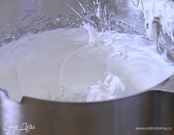 Влить ванильный экстракт и яблочный уксус, увеличить скорость комбайна и взбивать все еще минут 10.