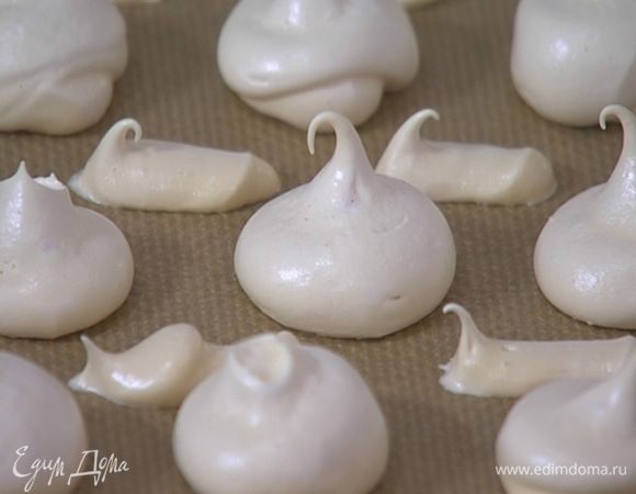 Отправить противень в разогретую духовку, понизить температуру до 120°С и выпекать меренги 40 минут, затем выключить огонь и оставить меренги в духовке еще на 20 минут.