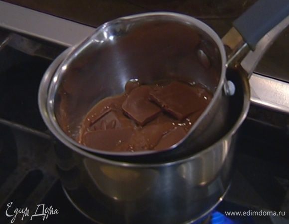 Шоколад растопить на водяной бане.