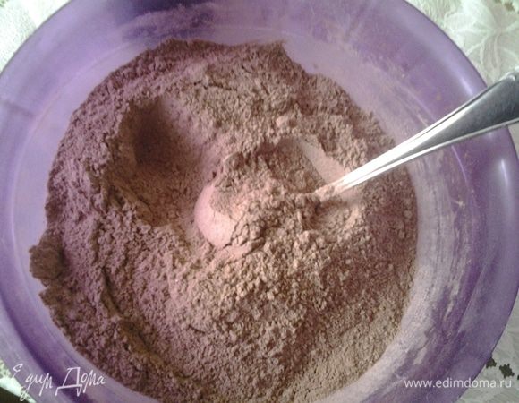 Соединить 2 вида муки, добавить все остальные сухие ингредиенты.