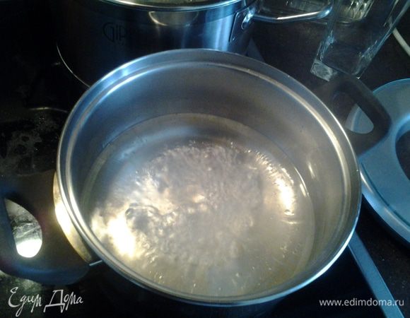 В кастрюлю налить воду, добавить масло. Поставить на огонь, довести до кипения.