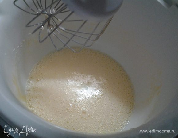 Яйца взбить с кефиром (до однородного состояния).