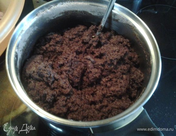 Закипевшую воду с маслом влить в мучную смесь и быстро перемешать.