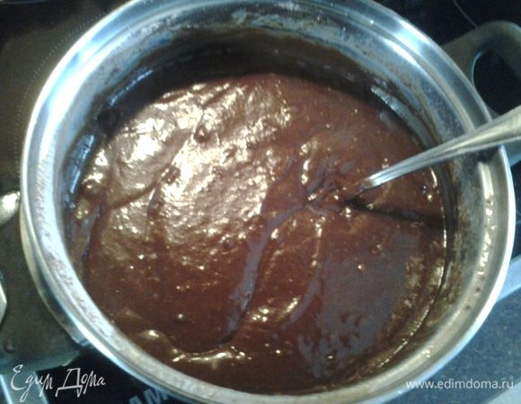 Добавить кефирно-яичную смесь, перемешать миксером.



