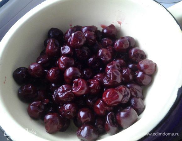 Вишню разморозить, слить сок.