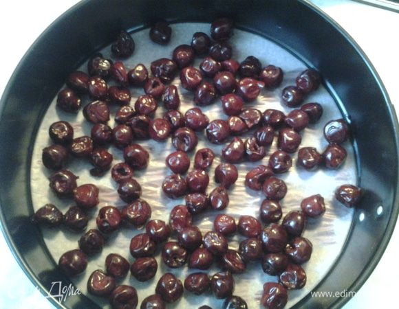 Дно круглой формы (диаметр 26 см) выстелить бумагой, выложить вишню.