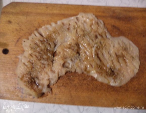 Куриное филе вымыть, обсушить, каждое разрезать таким образом, чтобы получился ровный пласт.
Слегка отбить куски филе, посыпать орегано.