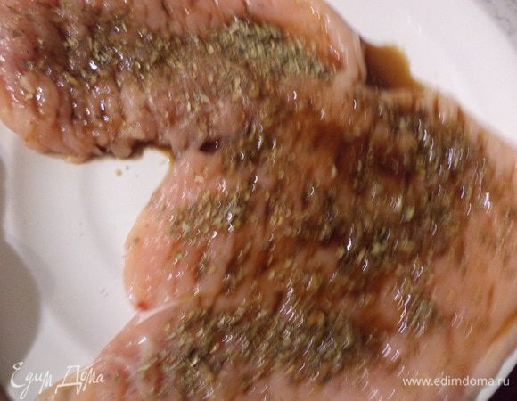 Чеснок очистить и выдавить через чеснодавку. Перемешать с соевым соусом, мёдом и лимонным соком.
Этой смесью обмазать куски филе и убрать в холодильник на 30 минут.