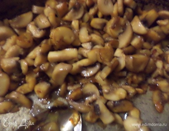 Луковицу очистить и нарезать маленькими кубиками. В сковороде разогреть половину растительного масла и подрумянить лук. Добавить нарезанные шампиньоны, посолить, добавить чёрный перец и смесь перцев, и обжаривать, помешивая, около 15 минут.