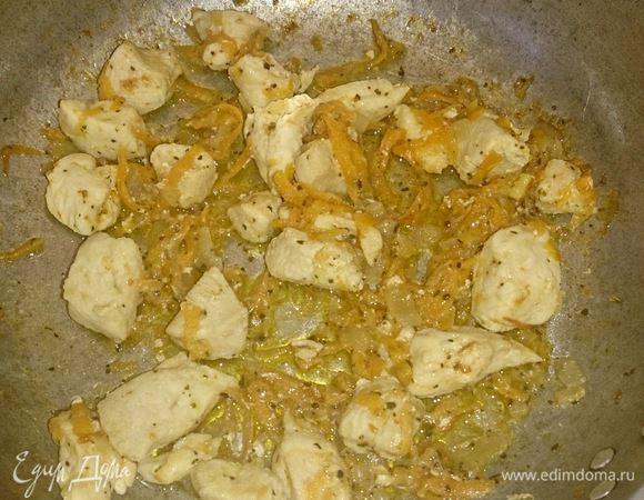 Макароны "перья" ставим варить. Тем временем очищенный лук шинкуем и морковь трем через крупную терку. Все это обжариваем на сковороде в подсолнечном масле. Куриное филе нарезаем кусочками и добавляем к луку и морковки.