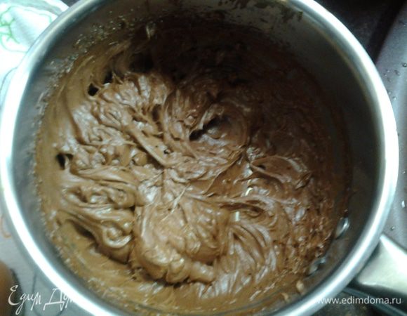 Остудить ганаш до тёплого состояния и взбить миксером. 