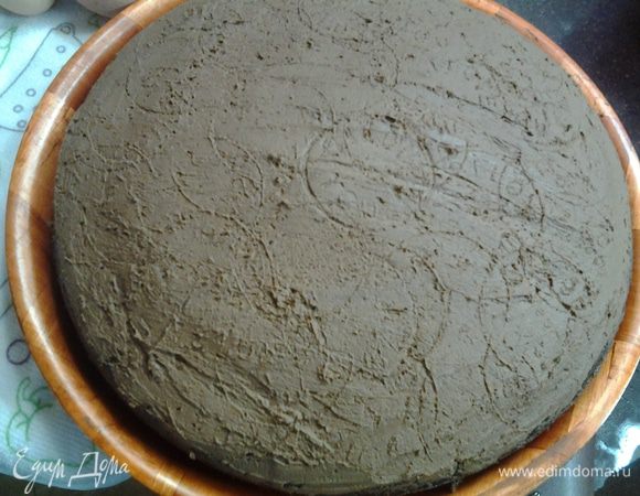 Остывший пирог осторожно перенести на блюдо, равномерно нанести ганаш. 