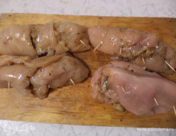 Свернуть филе рулетиком и скрепить зубочисткой.