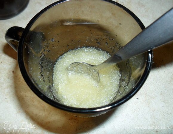 Желатин залить водой, дать набухнуть и на водяной бане подогреть до растворения.