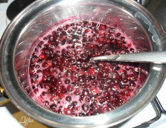 Черную смородину (разморозить, если как у меня замороженная) залить водой и всыпать сахар, довести до кипения. 