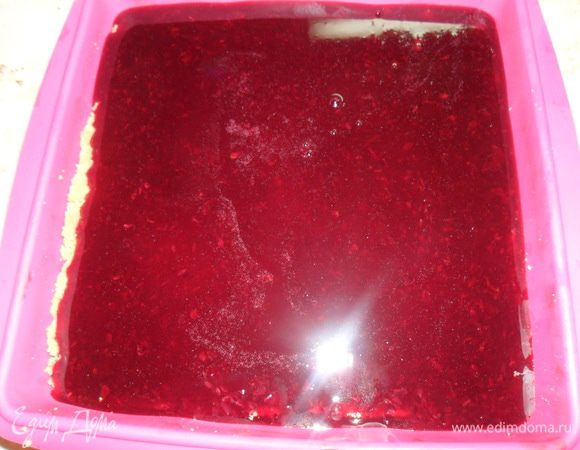 Перетереть на сито или дуршлаг, довести жидкость до 400 мл. Добавить половину желатина и вылить поверх печенья. Отправить в холодильник до застывания (2 часа).