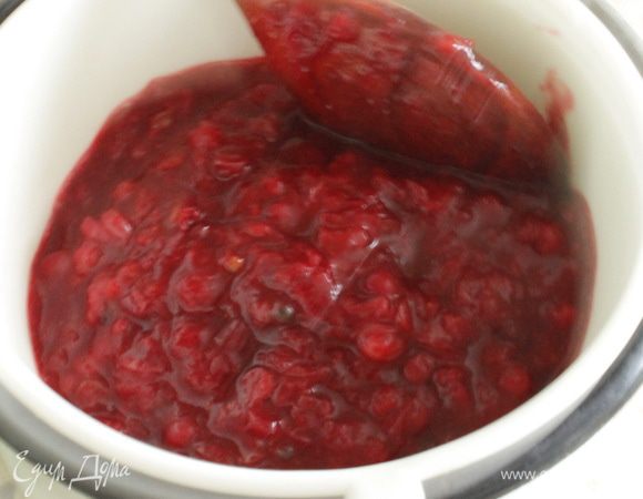 Приготовление начнем с брусничного курда. Для этого замороженную бруснику поставить на огонь и довести до кипения. Перетереть бруснику через мелкое сито (брусничный жмых нам не нужен).