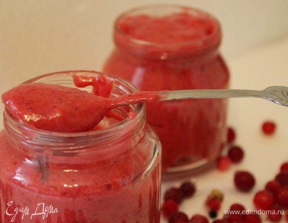 Получившееся пюре соединить с сахаром, желтками и поставить на водяную баню. Варить до загустения при постоянном помешивании. В готовый курд добавить сливочное масло комнатной температуры и тщательно перемешать. Затем убрать в холодильник для остывания.