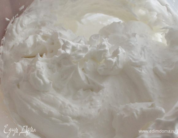 Яичные белки взбить до состояния густой пены. Добавлять по 1 ст. л. сахарной пудры, продолжая взбивать до устойчивых пик.