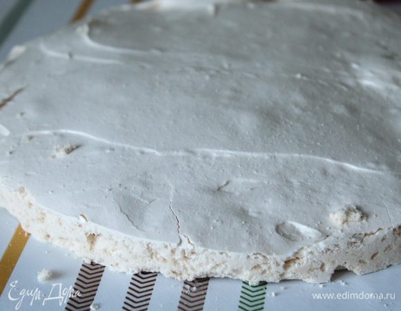 Взбитые белки разделить на три коржа и поставить в духовку выпекаться на 1,5 часа при 110 градусах. Я первоначально все белки и сахарную пудру разделила на 3 части, взбивала по отдельности и выпекала в форме диаметром 20 см. тоже по отдельности. Но можно (если духовка позволяет) взять три противня, застелить их бумагой для выпечки, предварительно нарисовав круг диаметром 20-21 см. Затем с помощью кондитерского мешка выложить взбитые белки. Выпекать в духовке при 110 градусах 1,5 часа.
Выпеченное безе должно быть светлым, слегка кремовым, сухим и шуршащим. По окончании выпечки дверцу духовки необходимо открыть и дать коржам безе остыть в духовке.