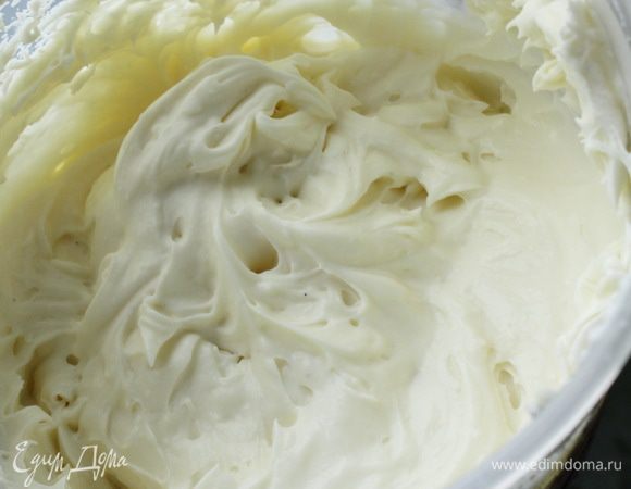 Заварной крем остудить до комнатной температуры, добавить маскарпоне и взбить все на маленькой скорости миксера до однородной консистенции.