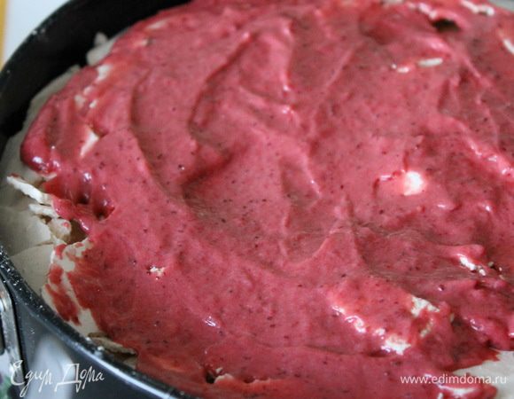 Для сборки торта все коржи подравнять. На тарелку поместить тортовое кольцо, затем смазать немного заварным кремом, уложить один корж. Покрыть корж заварным кремом, сверху уложить еще один корж, покрыть его брусничным курдом (комнатной температуры), накрыть третьим коржом. 