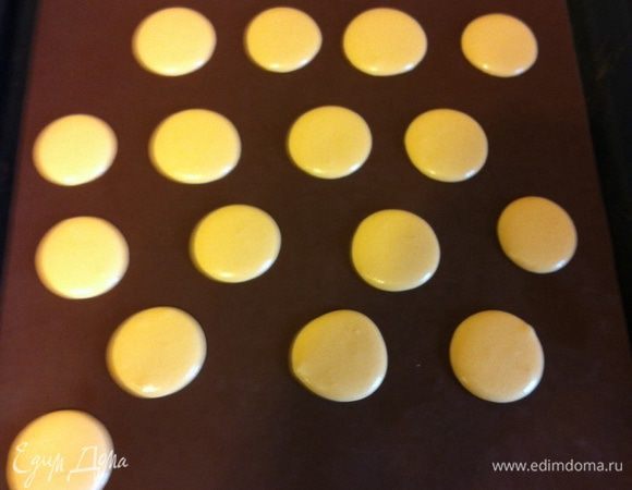 Смешать быстро две смесь муки с меренгой круговыми движениями, сделать тест на ленту: смесь стекает с лопатки непрерывной лентой. Отсадить пирожные в шахматном порядке 3-4 см диаметром. С данного количества получается 10-11 шт.